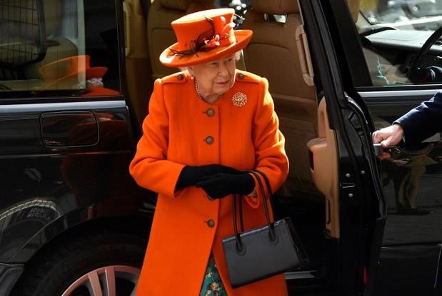 La reina Isabel II de Inglaterra sonríe a su llegada este jueves al Museo de Ciencias en Londres (Reino Unido), para inaugurar un nuevo centro de apoyo llamado Smith Centre.