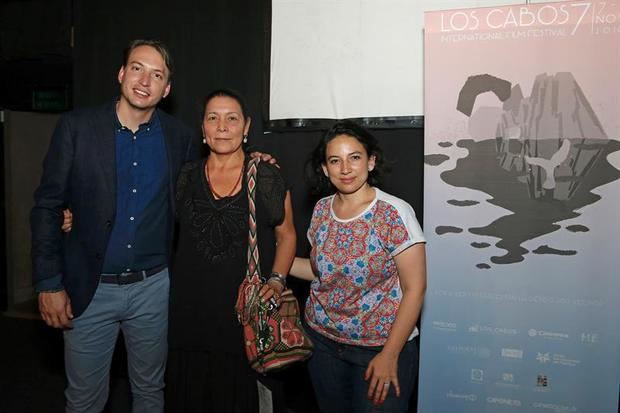 Imagen de archivo de la actriz colombiana Carmiña Martínez (c), acompañada de los productores de cine, Cristina Gallego (d), y Nicolás Celis (i) posan en una rueda de prensa, al termino de la película 'Pájaros de Verano'