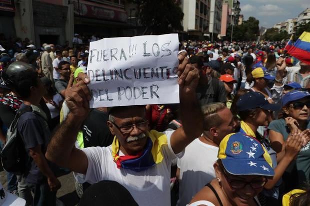 Simpatizantes del líder del Parlamento, Juan Guaidó, se manifiestan este sábado cerca de la avenida Victoria, en Caracas (Venezuela).