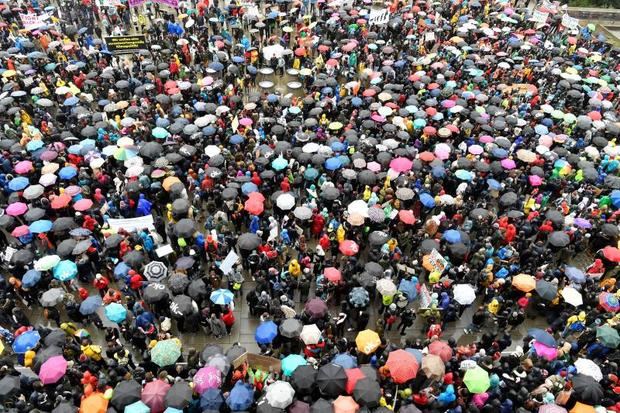 'Queremos la vida' es la frase que resume el clamor de miles de jóvenes que han salido este viernes a las calles de 40 ciudades españolas y de todo el mundo