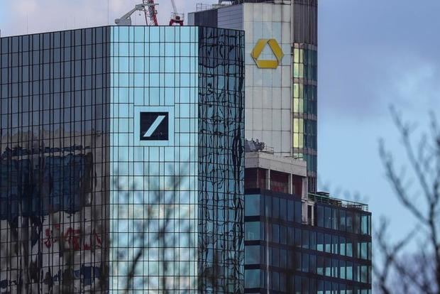 Vista de las sedes de los bancos alemanes Deutsche Bank (i) y el Commerzbank en Fráncfort (Alemania), ayer lunes. 