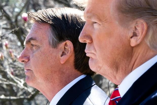 El presidente de Estados Unidos, Donald Trump (d), ofrece una rueda de prensa junto a su homólogo brasileño, Jair Bolsonaro (i), tras una reunión celebrada en la Casa Blanca, este martes en Washington (Estados Unidos). 