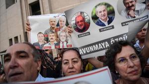 Seis periodistas condenados a prisión en Turquía