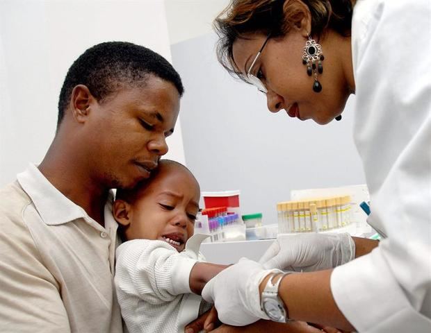 Una profesional del centro hospitalario Plaza de la Salud saca una muestra de sangre a uno de los niños que acudió con sus padres para efectuar un examen gratuito de detección del dengue en Santo Domingo, República Dominicana.