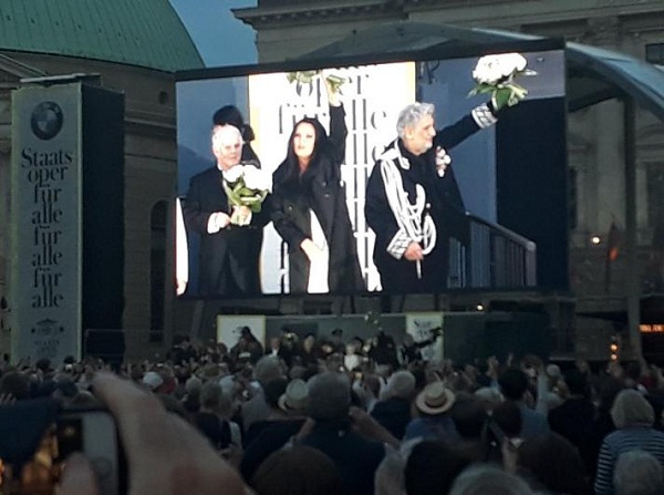 Placido Domingo saludando a los asistentes