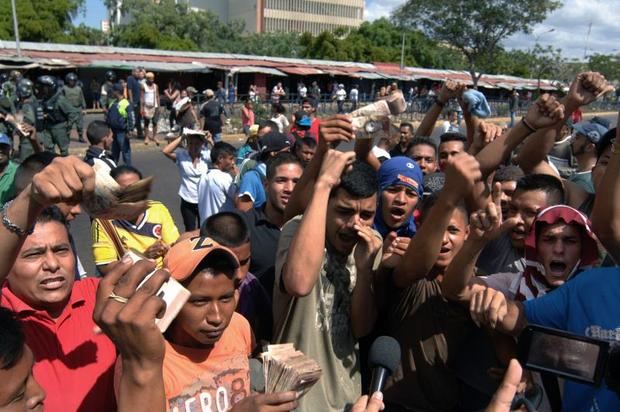 Un grupo de personas protesta en el centro y las inmediaciones del Banco Central de Venezuela en la ciudad de Maracaibo, Venezuela.