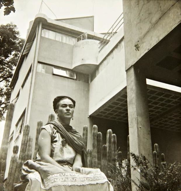 Fotografía cedida por la casa de subastas Sotheby's de una instantánea tomada por el húngaro Nickolas Muray a la pintora mexicana Frida Kahlo, y que forma parte de una colección de 78 fotografías inéditas del fotógrafo que se vendieron por un precio de 35.000 dólares durante la subasta titulada 'Photographs' 