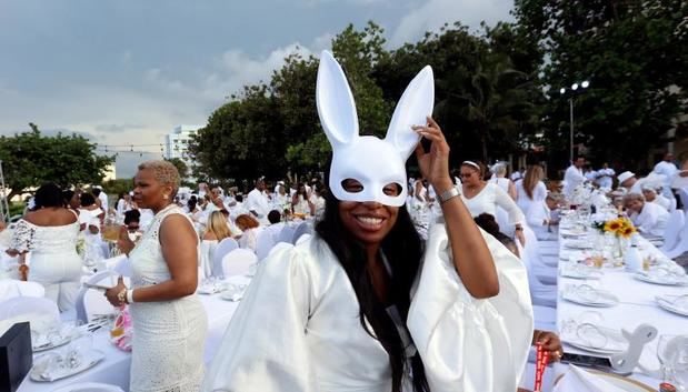 "Le Dîner en Blanc" viste de blanco a 500 comensales en La Habana