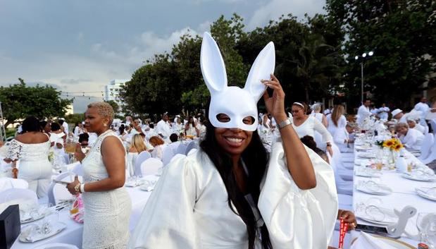 Unos 500 comensales de diversos países participan por primera vez en 'Le Dîner en Blanc' (La cena en blanco), celebrada este sábado en el jardín de un céntrico hotel, en La Habana (Cuba). 