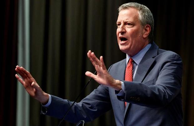 En la imagen un registro del alcalde de Nueva York, Bill de Blasio, quien sigue la estela del Condado de Rockland, en el norte del estado de Nueva York, que hace dos semanas prohibió a los jóvenes sin vacunar la entrada a los espacios públicos.