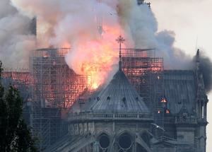 Cae la aguja central de la catedral de Notre Dame de París tras el incendio 