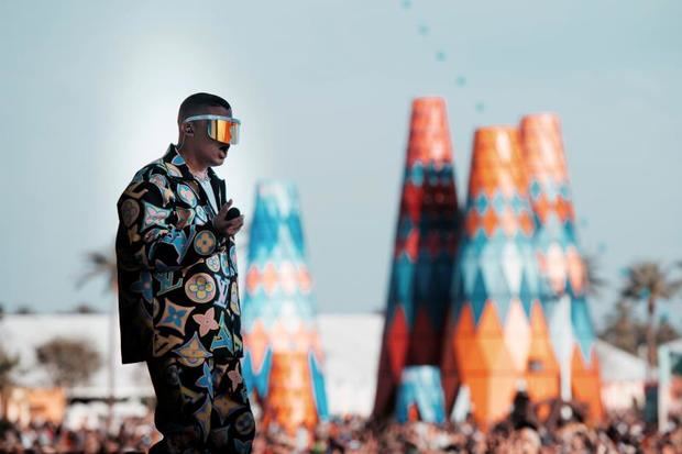 Fotografía cedida por el festival de Coachella donde aparece el cantante puertorriqueño de trap, Bad Bunny, durante su intervención este domingo en el festival en Indio, California (Estados Unidos.