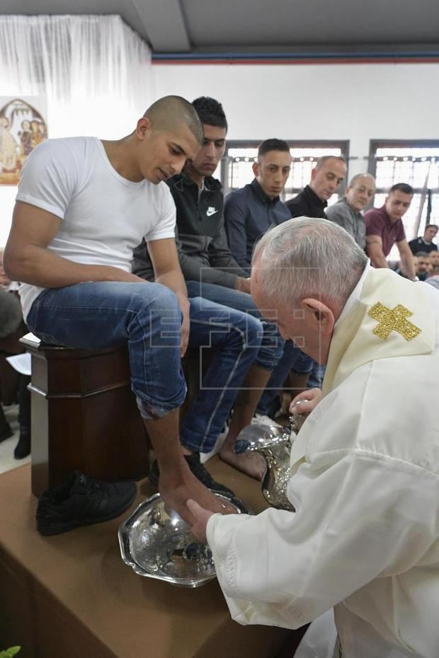 Papa lava los pies a un preso.