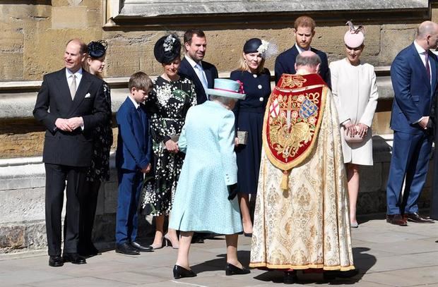  La Reina se encontró con otros miembros de la familia real británica, 