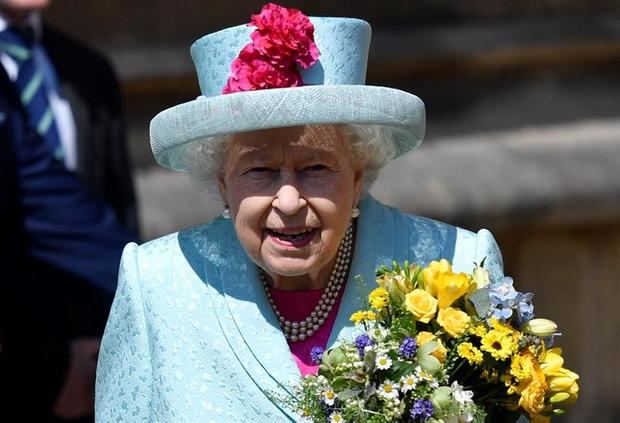 La reina Isabel II hoy a su llegada a un servicio religioso en la capilla gótica de San Jorge.