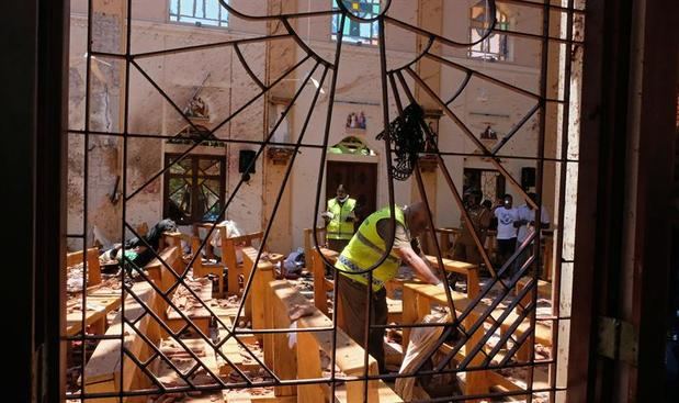 Víctimas y daños en la iglesia de St. Sebastian Katuwapitiya de Negombo, cerca de Colombo, hoy. 