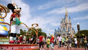 Disney World acuerda subir el salario mínimo a 15 dólares por hora a miles de empleados