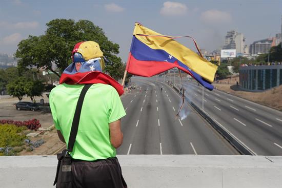 El Gobierno amenaza con usar las armas ante el 'golpe' en Venezuela.
