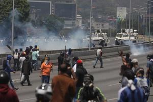 El Gobierno amenaza con usar las armas ante el "golpe" en Venezuela