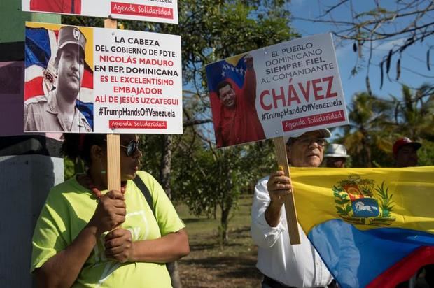 Simpatizantes del líder del Parlamento de Venezuela, Juan Guaidó, quien se declaró mandatario interino de ese país desde el pasado enero, se concentran este martes frente a la embajada de Venezuela en Santo Domingo (República Dominicana), para expresar su apoyo al movimiento que hoy salió a las calles venezolanas en búsqueda de poner fin al Gobierno de Nicolás Maduro.