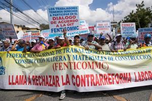 Cientos de dominicanos marchan por mejoras en el Día Internacional del Trabajo 