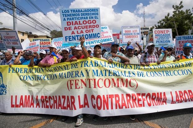 Cientos de manifestantes fueron registrados este miércoles al participar en una marcha hasta el Congreso Nacional, para expresar sus demandas durante la conmemoración del Día Internacional de los Trabajadores, en Santo Domingo (República Dominicana). EFE
Cientos de dominicanos marchan por mejoras en el Día Internacional del Trabajo

Al pulsar, contabiliza la descarga Santo Domingo, 1 may (EFE).- Cientos de personas participaron este miércoles en Santo Domingo en una marcha con motivo del Día Internacional de Trabajo, que discurrió de manera pacífica hasta la sede del Congreso Nacional, y en la que se hicieron múltiples referencias a la modificación de la Ley de Seguridad Social.


