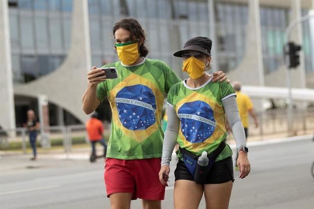 Simpatizantes del presidente de Brasil, Jair Bolsonaro, realizan una manifestación de apoyo al mandatario este domingo, en Brasilia, Brasil.