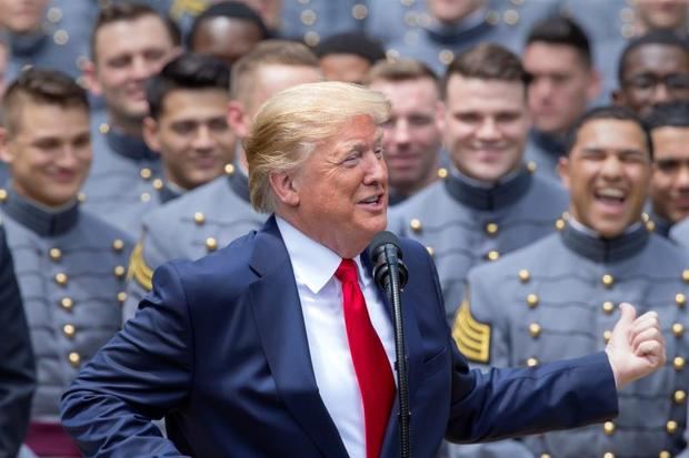 El presidente de los Estados Unidos, Donald J. Trump (c), habla durante la presentación del Trofeo Comandante en Jefe a la Academia Militar de fútbol de EEUU este lunes en la Casa Blanca, este lunes en Washington, Estados Unidos. 