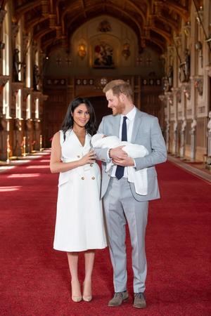 El príncipe Enrique y Meghan, duquesa de Sussex, posan junto a su recién nacido en Windsor (Reino Unido), este miércoles
