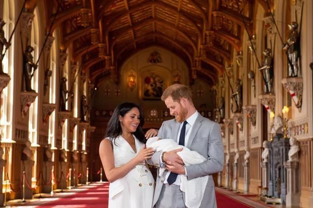 El príncipe Enrique y Meghan, duquesa de Sussex, posan junto a su recién nacido en Windsor (Reino Unido), este miércoles