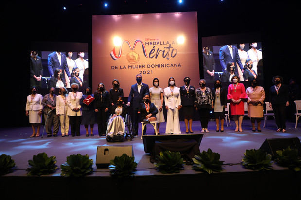 Presidente Abinader impone Medalla al Mérito de la Mujer a 14 damas destacadas