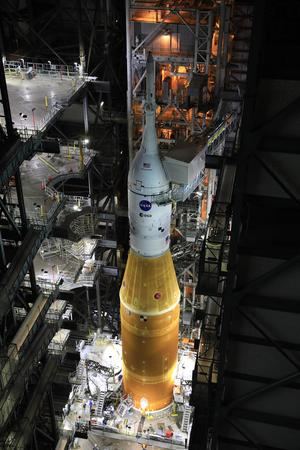 Fotografía cedida este lunes por la NASA en la que se registraron las plataformas de trabajo alrededor del cohete del Sistema de Lanzamiento Espacial Artemis I.