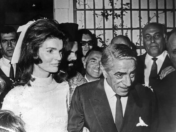 El magnate naviero Aristóteles Onassis y la 'viuda de América', Jacqueline Kennedy, durante la ceremonia de su boda en la isla de Skorpios en 1968. 