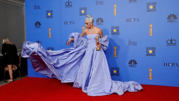 Lady Gaga en la alfombra roja de los premios Globo de Oro. 