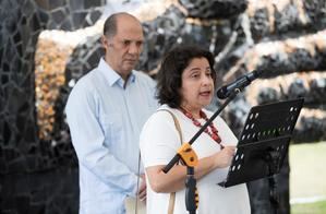 La directora del Museo Memorial de la Resistencia Dominicana, Luisa De Peña Díaz (dcha), acompañada del presidente la fundación dominicana Héroes del 30 de Mayo, Eduardo Díaz (izq), habla durante un acto de conmemoración del 58° aniversario del ajusticiamiento del dictador Rafael Trujillo (1930-1961) celebrado este jueves en Santo Domingo (República Dominicana). 