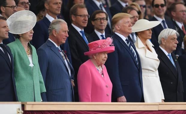 El presidente galo Emmanuel Macron, la primera ministra Theresa May, el príncipe Carlos de Inglaterra, la reina Isabel II, el presidente de los EEUU Donald Trump y su mujer, Melania, y el presidente griego Prokopis Pavlópulos asisten a la ceremonia de conmemoración por el 75º aniversario del desembarco de Normandía en Portsmouth, Reino Unido, este miércoles.