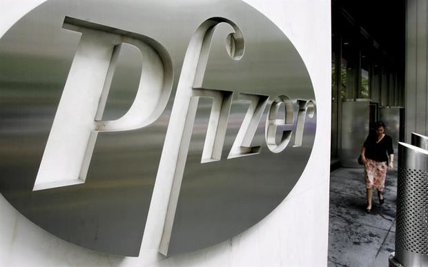 Pfizer quedó en medio de la polémica después de que el diario The Washington Post publicara que investigadores de esa firma hallaron en 2015, tras analizar cientos de miles de reclamaciones de seguro, que uno de sus medicamentos podría disminuir en un 64 % el riesgo de padecer Alzhéimer. 
