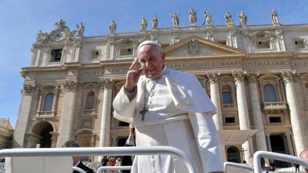 El papa Francisco es visto durante la audiencia semanal en la Plaza de San Pedro, en el Vaticano. 