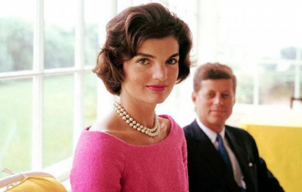 Jackie Kennedy junto a John F. Kennedy (Detrás).