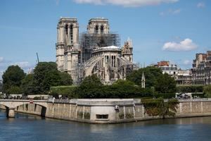 Notre Dame celebra en condiciones precarias su primera misa tras el incendio