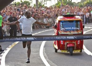 Usain Bolt gana una carrera en Lima a un mototaxi sin despeinarse 