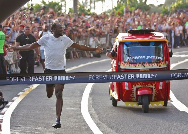 Usain Bolt gana una carrera en Lima a un mototaxi sin despeinarse