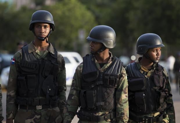 Miembros del ejército rodean en Congreso Nacional, durante una protesta de diputados oficialistas y maniffestantes contra una posible reforma a la Constitución que permita la reelección del presidente Danilo Medina, en Santo Domingo (República Dominicana).