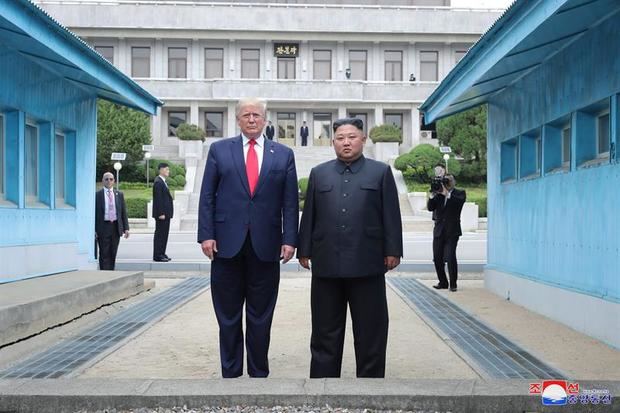 La propaganda oficial norcoreana dedicó hoy una extensa cobertura a la improvisada cumbre que mantuvieron el domingo en la frontera intercoreana el líder Kim Jong-un y el presidente de EE.UU., Donald Trump. 