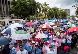 Cientos de personas se manifiestan contra ideolog&#237;a de g&#233;nero en el pa&#237;s