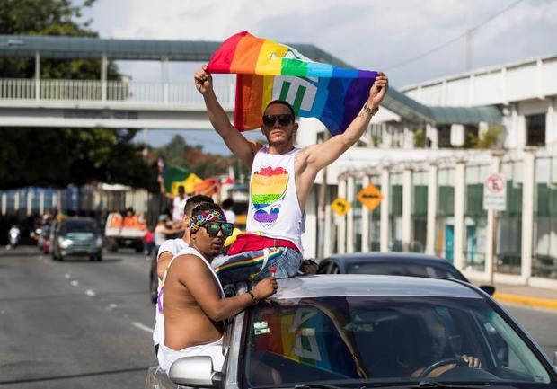 Cientos de personas participan de la Caravana del Orgullo LGBT (lesbianas, gais, bisexuales y transgéneros), este domingo por diversas calles de Santo Domingo (República Dominicana). 