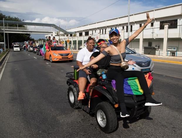 Una caravana arcoíris recorre Santo Domingo por los derechos del colectivo LGTB.