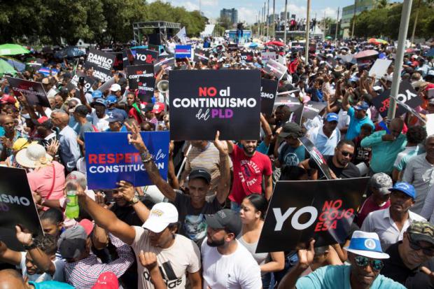 Cientos de dominicanos marchan contra una reforma para otra reelección de Medina