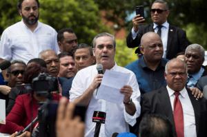 Cientos de dominicanos marchan contra una reforma para otra reelección de Medina