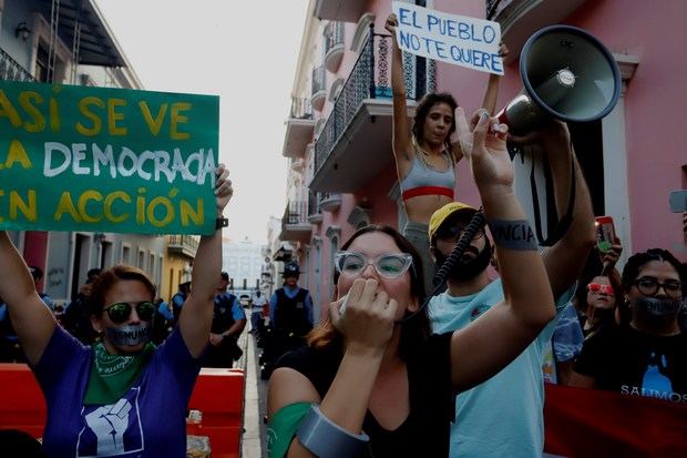 ientos de personas se manifiestan este martes ante las puertas de La Fortaleza, sede del Ejecutivo puertorriqueño en San Juan (Puerto Rcio), para pedir la destitución del gobernador de la isla caribeña, Ricardo Rosselló, por el chat en el que participa junto a miembros de su equipo en insultos y burlas a personajes de la vida pública. 